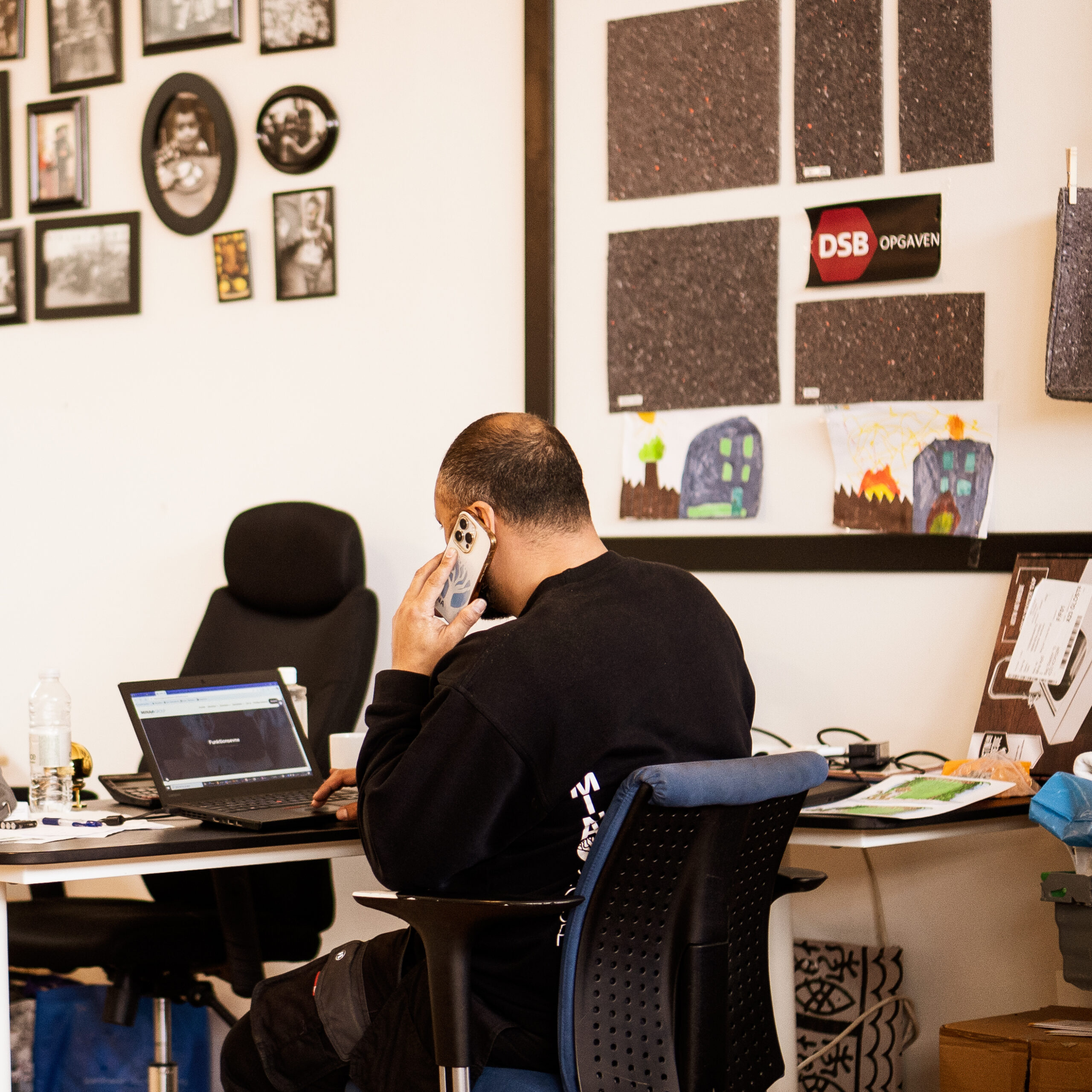 Leder Khalil Hussein på kontoret hos Mina Group.