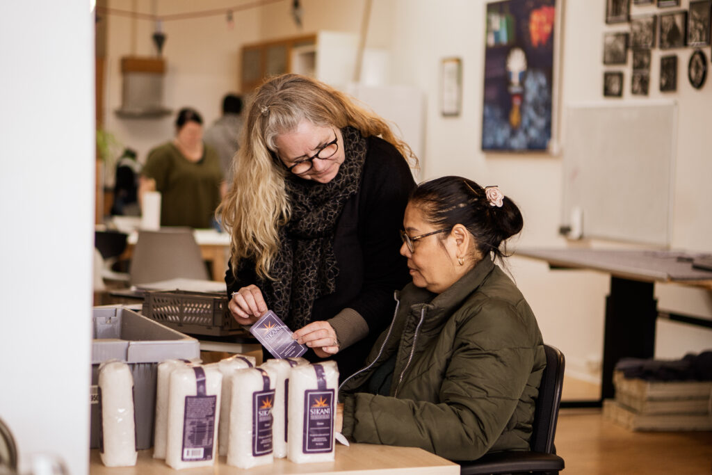 Borger instrueres i en af de opgaver som Mina Group varetager for en lokal virksomhed.