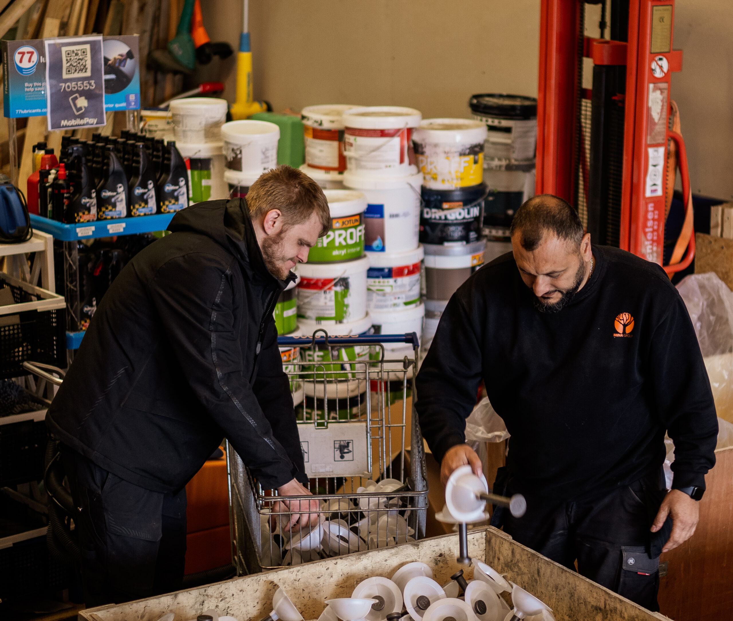 Khalil Hussein instruerer borger i en opgave for Spæncom som er en lokal virksomhed som Mina Group udfører opgaver for.