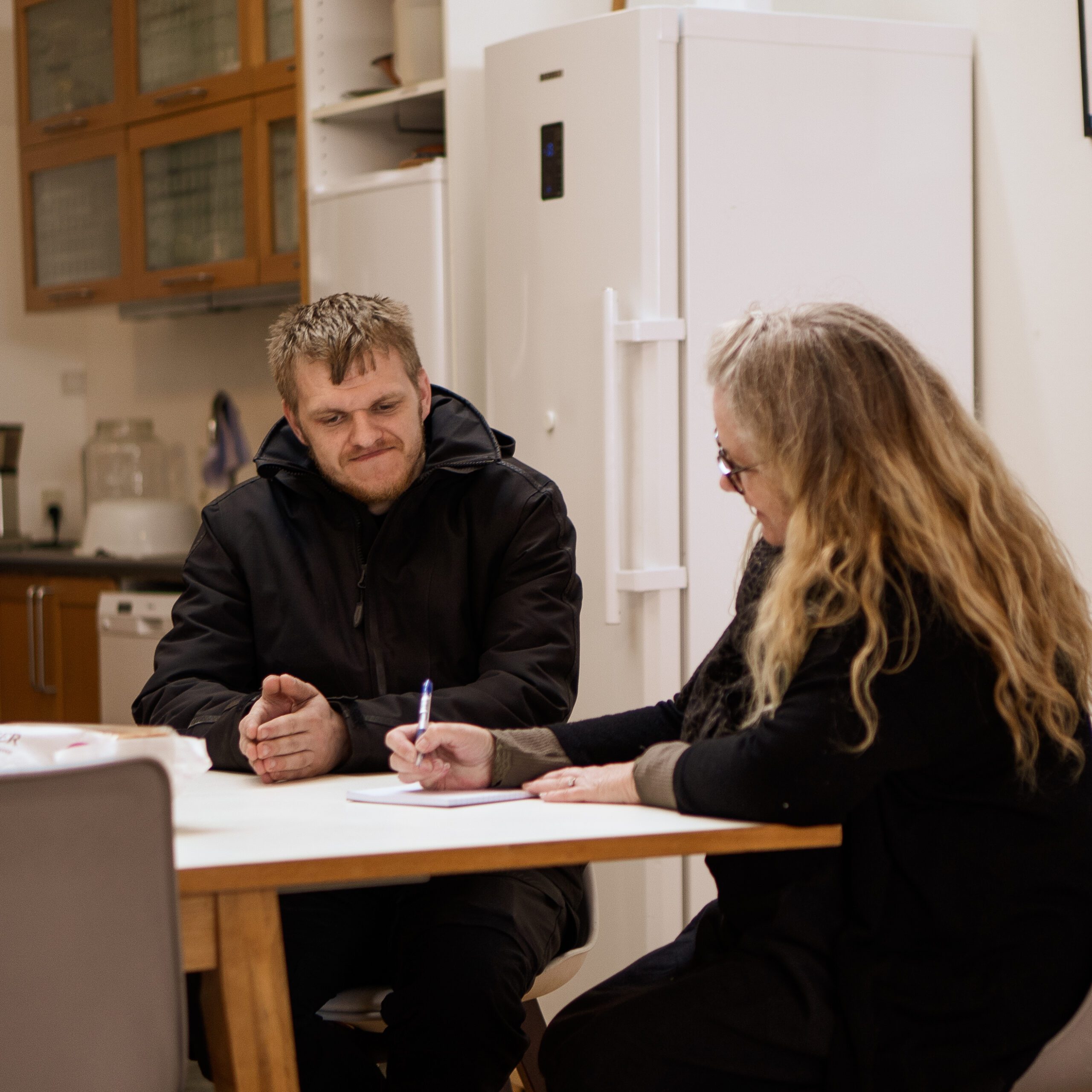 Betina fra Mina Group afholder samtale med en borger som er i praktik forløb i virksomheden.