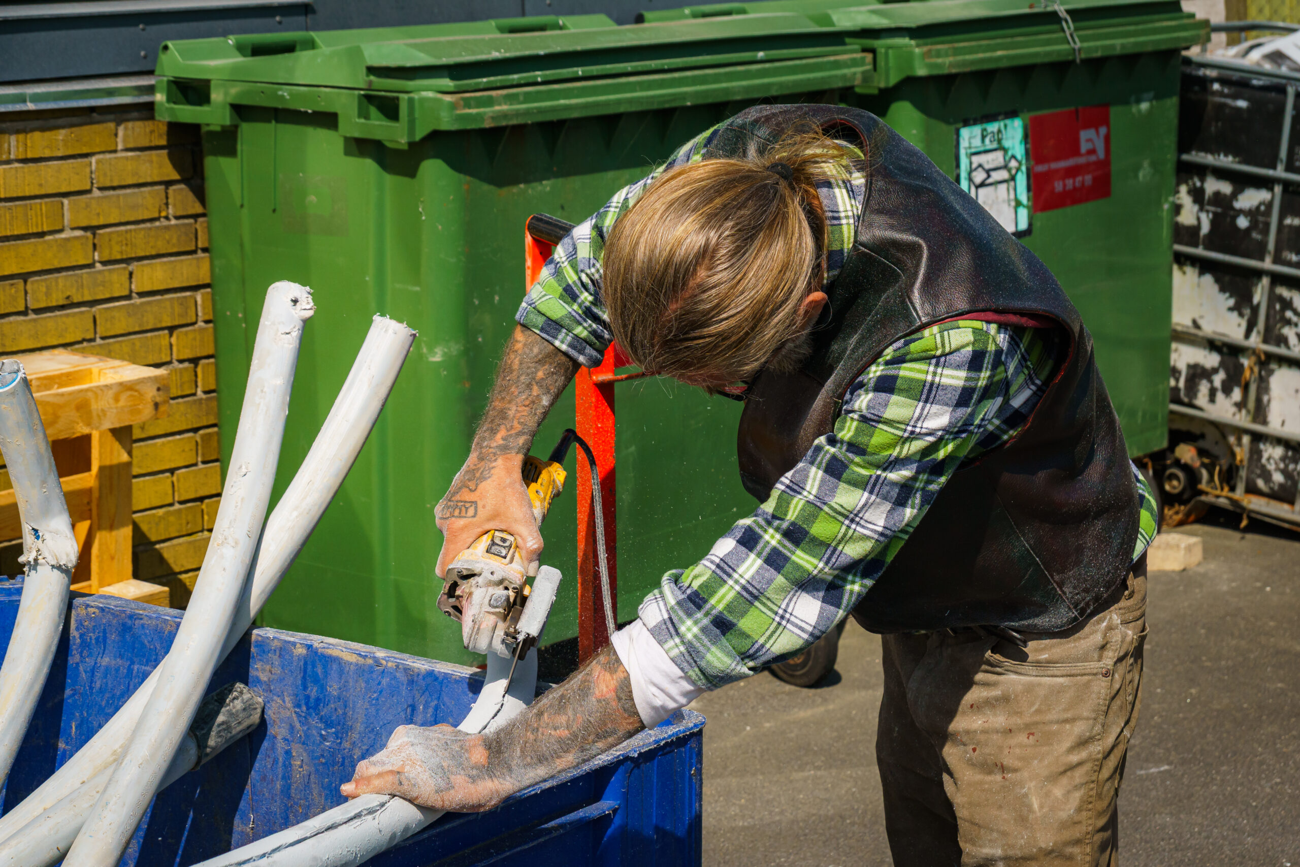 En borger i et forløb hos Mina Group er ved at skære kabler op