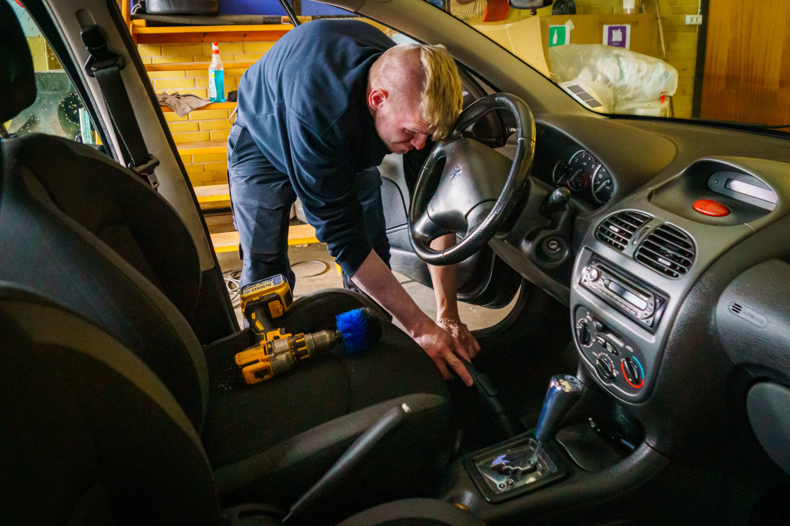 Borger er i gang med indvendig rens af en bil hos Mina Group.