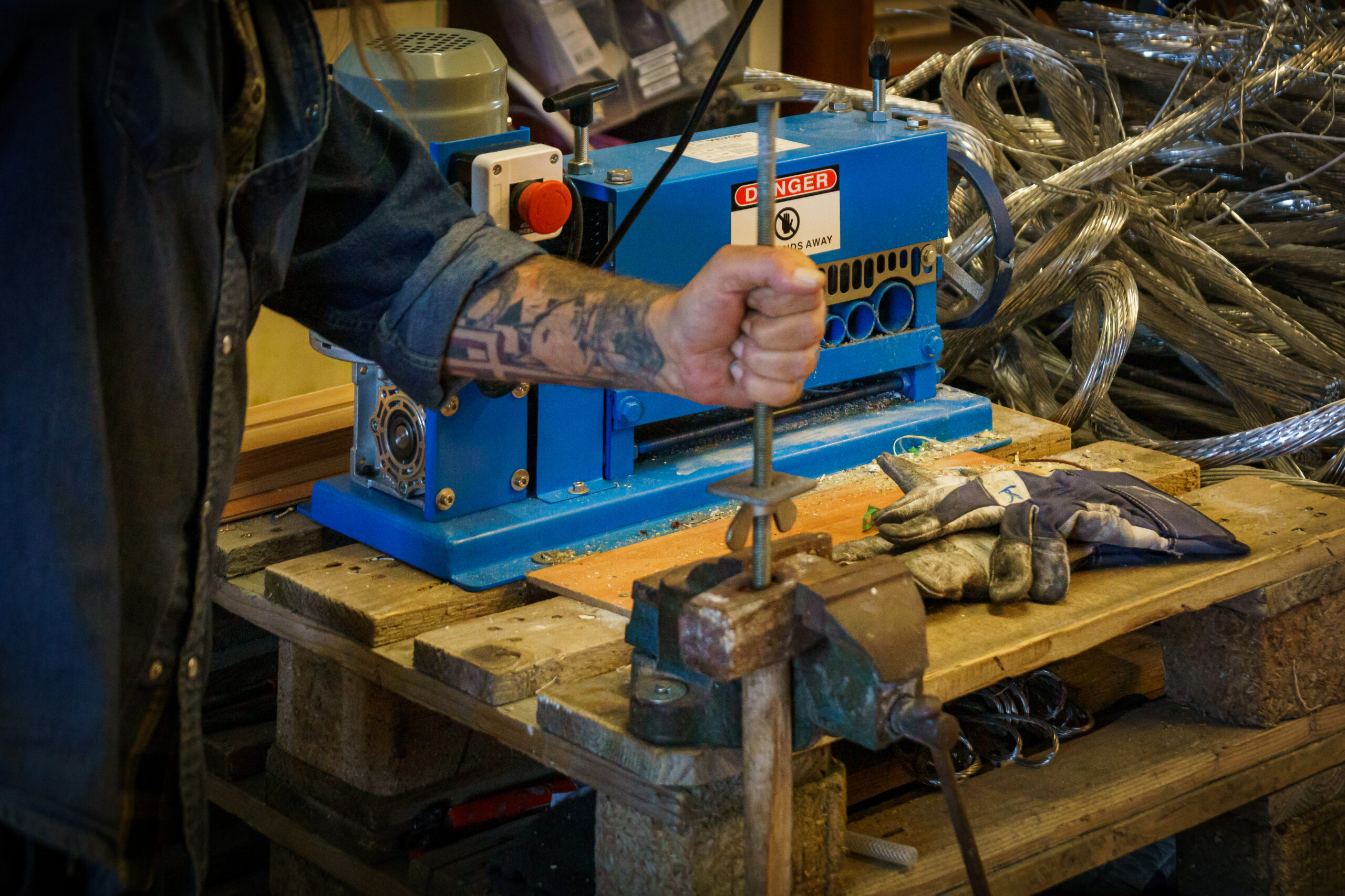 En borger er i gang med en opgave på værkstedet hos Mina Group i Korsør.