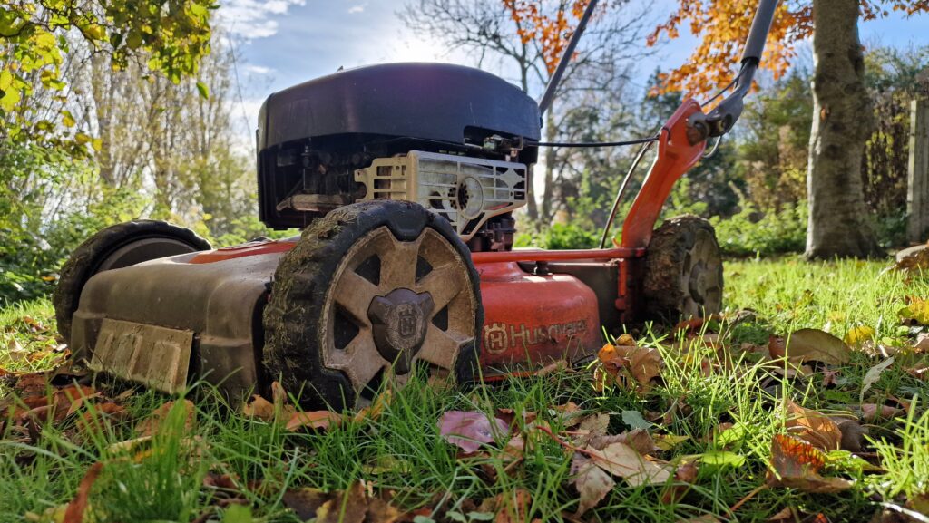 Mina Group tilbyder grønt vedligehold for private og erhverv, herunder græsklipning mm.