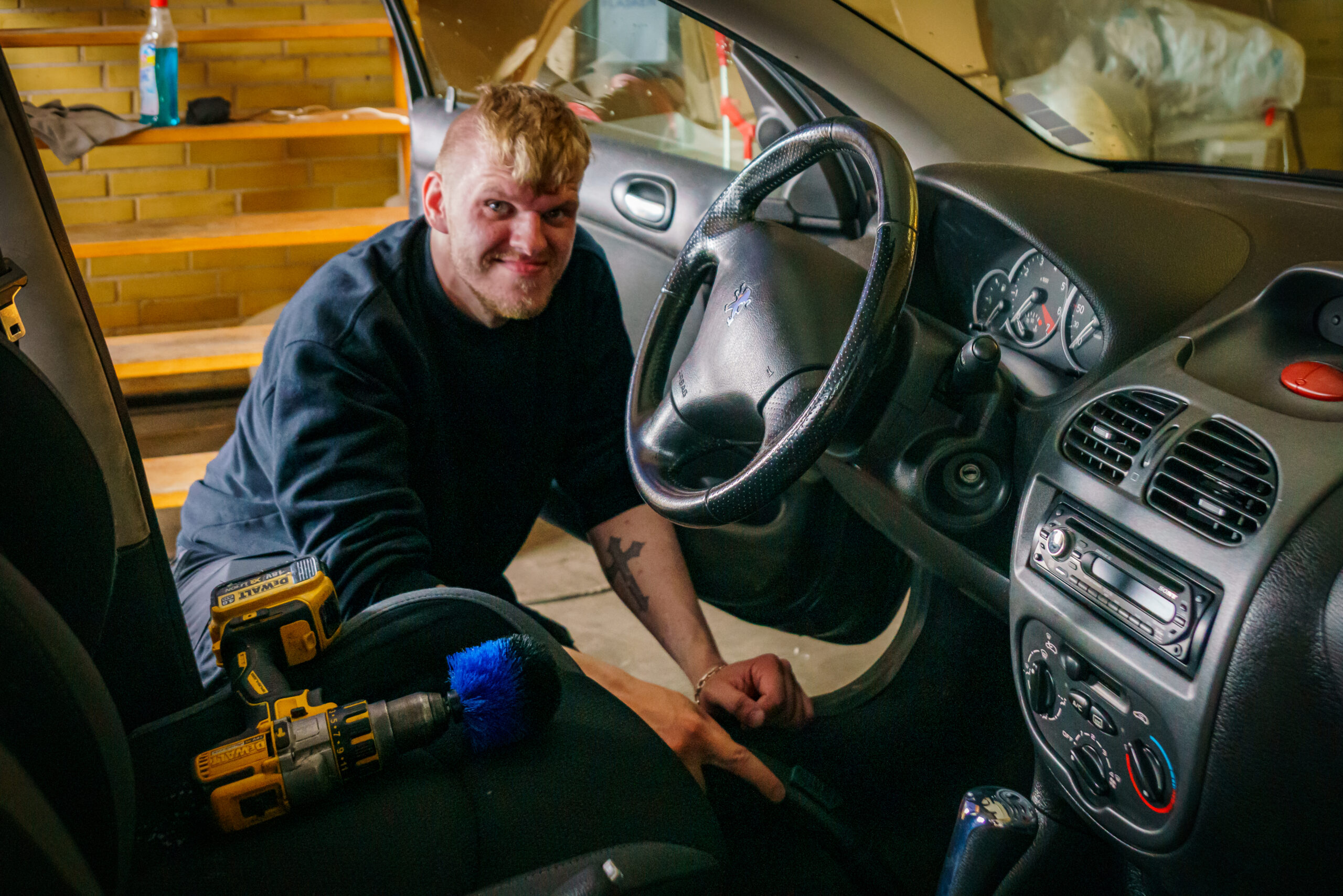 I vores bilpleje kan både private og virksomheder for renset og ordnet deres bil af vores borgere i praktik, som får grundig oplæring.